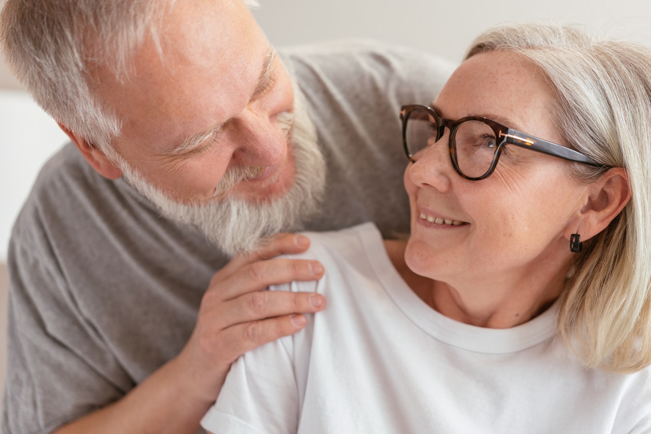 Old man saying hope you are doing well to a lady